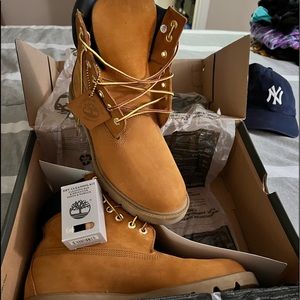 PRE-OWNED TIMBERLAND BOOTS size 9 /WITH Timberland Suede Eraser and Brush